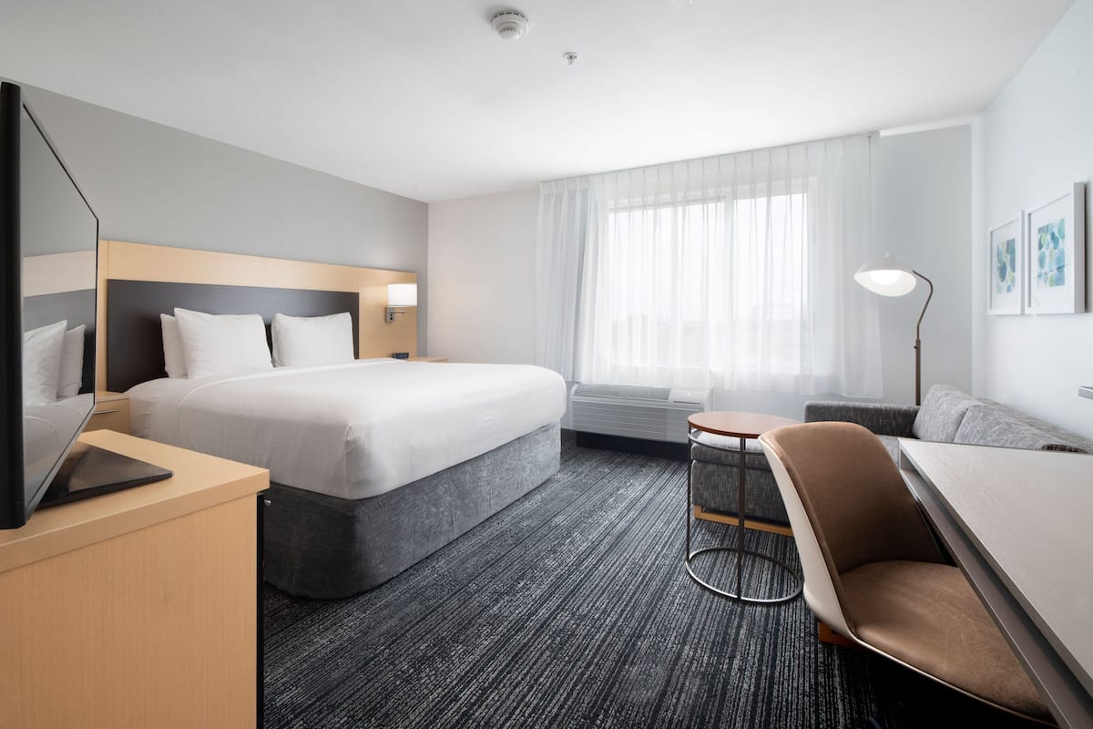 Studio, 1 King Bed, Non Smoking | Premium bedding, down duvets, pillow-top beds, in-room safe