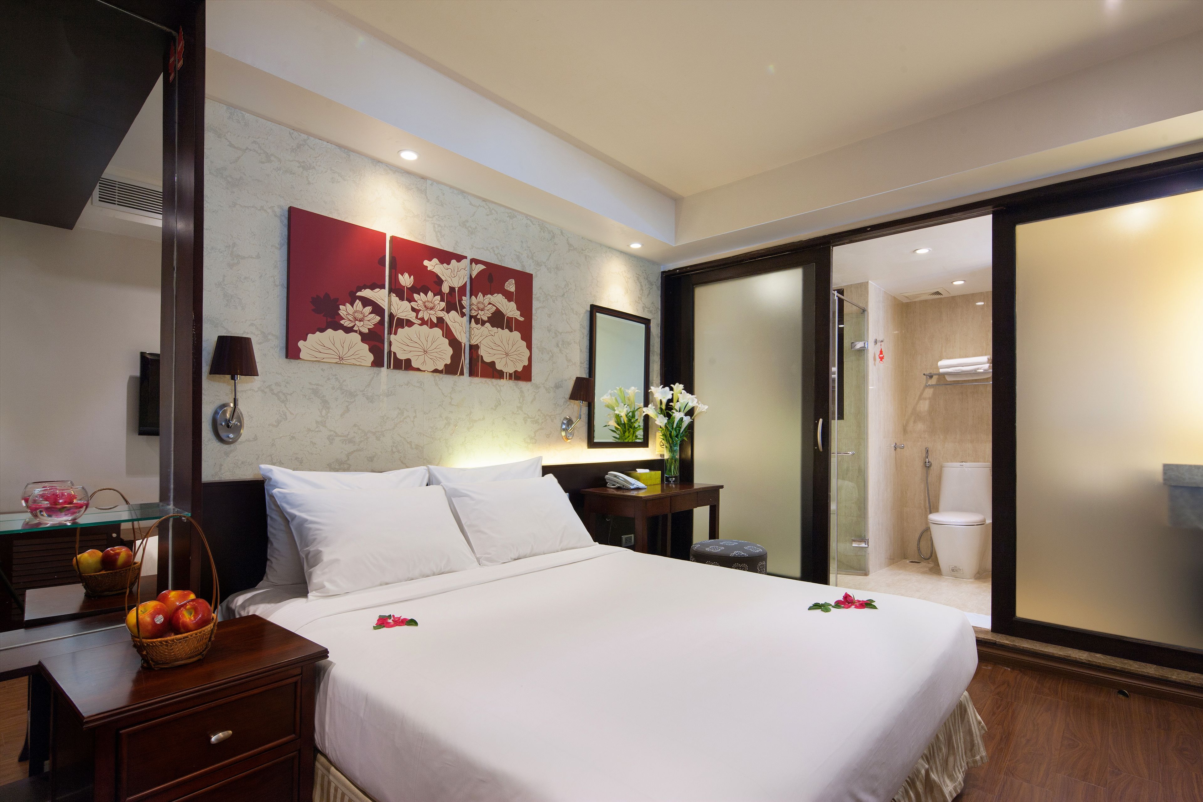 Minibar, värdeförvaringsskåp på rummet och individuell inredning