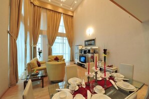 Fridge, microwave, coffee/tea maker, electric kettle - One Pavilion Luxury Serviced Apartments (Manama)
