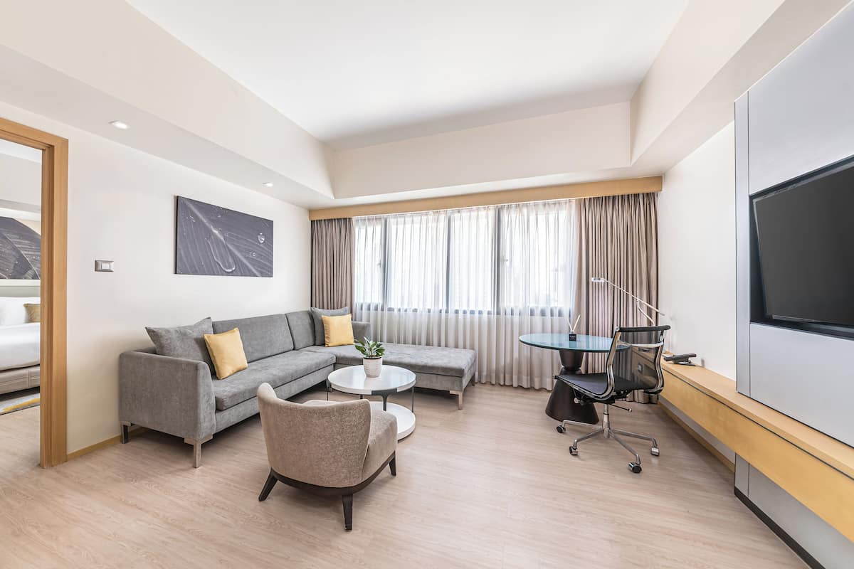 Executive Suite | 1 bedroom, in-room safe, iron/ironing board, free WiFi