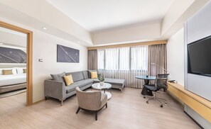 One-Bedroom Executive Suite with 1 King Bed and Club Access