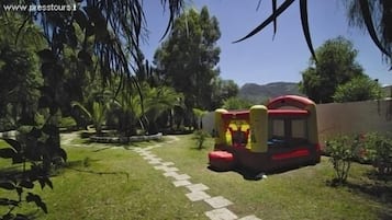 AuĂen-Kinderspielplatz