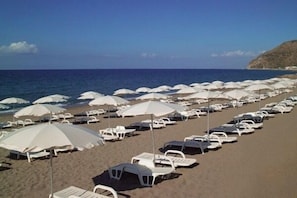 Am Strand, Liegestühle, Sonnenschirme, Volleyball