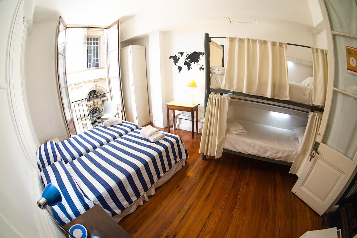 Vierpersoonskamer, gedeelde badkamer | 1 slaapkamer, donzen dekbedden, een kluis op de kamer
