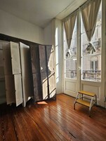 Cubrecamas y caja de seguridad en la habitación 