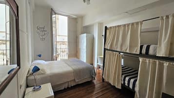 Kamar Quadruple, kamar mandi umum | 1 kamar tidur, selimut bulu angsa, brankas, dan didekorasi berbeda-beda