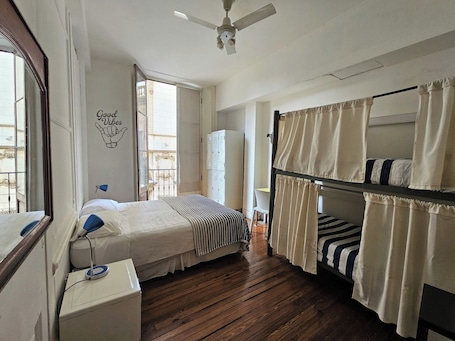 1 habitación, cubrecamas y caja de seguridad en la habitación