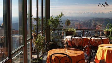Se sirven desayunos, comidas y cocina italiana con vista al jardín