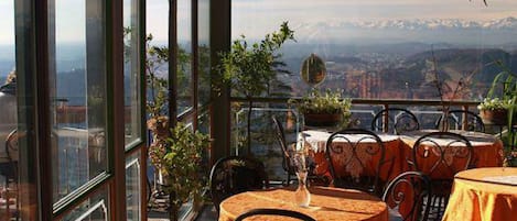Se sirven desayunos, comidas y cocina italiana con vista al jardín