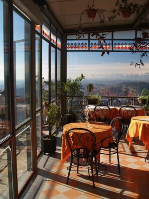 Melayani sarapan, makan siang, makan malam; dengan pemandangan taman