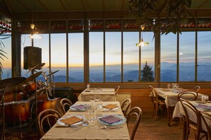 Petit déjeuner, déjeuner et dîner servis sur place, vue sur le jardin