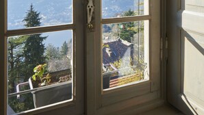 A window with a view of a mountainous landscape. - Bellavista Boutique Hotel (Brunate)