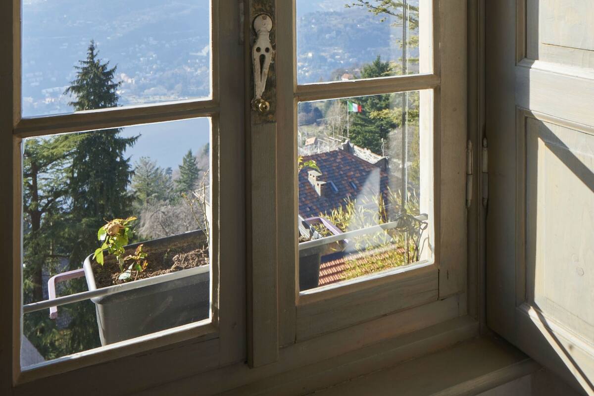 Une fenêtre donnant sur un paysage montagneux.