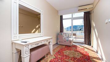 Standard-Dreibettzimmer, Meerblick | 1 Schlafzimmer, Bettwäsche aus ägyptischer Baumwolle