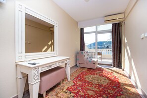 Chambre Triple Standard, vue mer | Draps en coton égyptien, literie de qualité supérieure, minibar