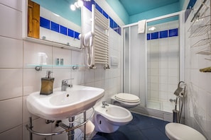 Family Room, 1 Bedroom | Bathroom | Shower, free toiletries, hair dryer, bidet