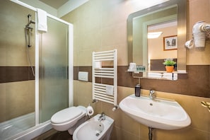 Chambre Double | Salle de bain | Douche, articles de toilette gratuits, sèche-cheveux, bidet