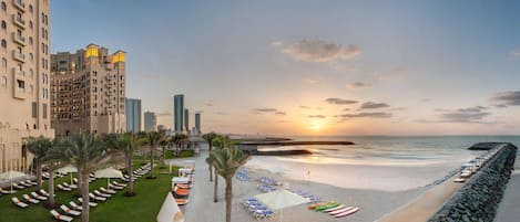 Privatstrand, weißer Sandstrand, Strandtücher