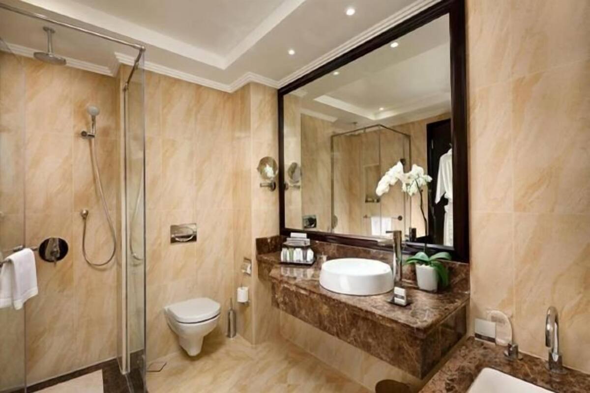 Salle de bain | Articles de toilette gratuits, sèche-cheveux, peignoirs, chaussons