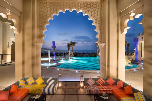 2 restaurantes, se sirven desayunos, comidas y cocina internacional