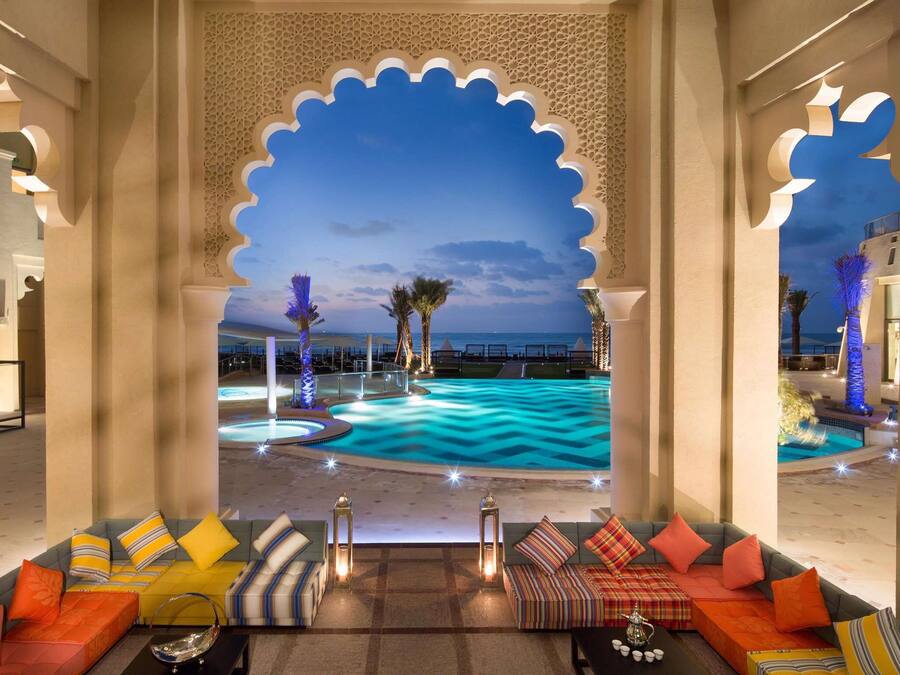 2 restauranter; serverer morgenmad, frokost og internationale retter