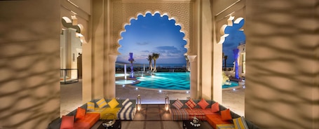 2 restaurants, breakfast, lunch, dinner served; international cuisine. Bahi Ajman Palace Hotel