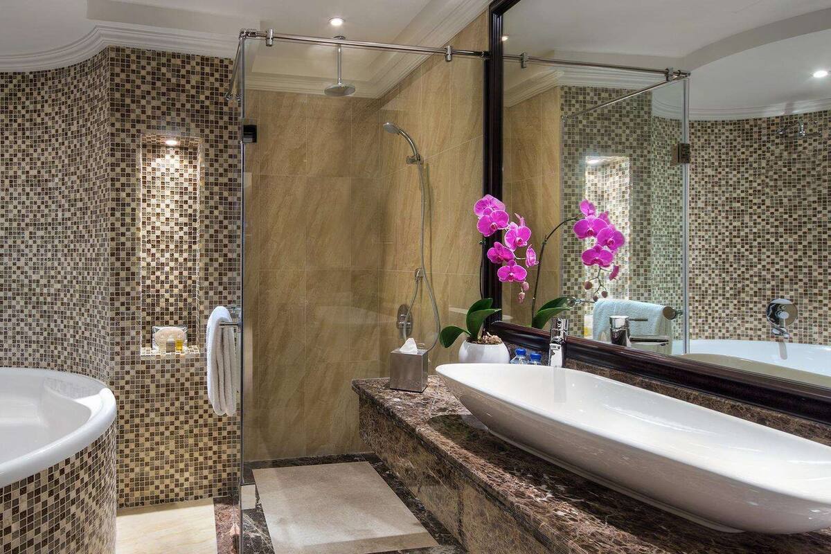presidential suite (view) | bathroom | free toiletries, hair dryer, bathrobes, slippers