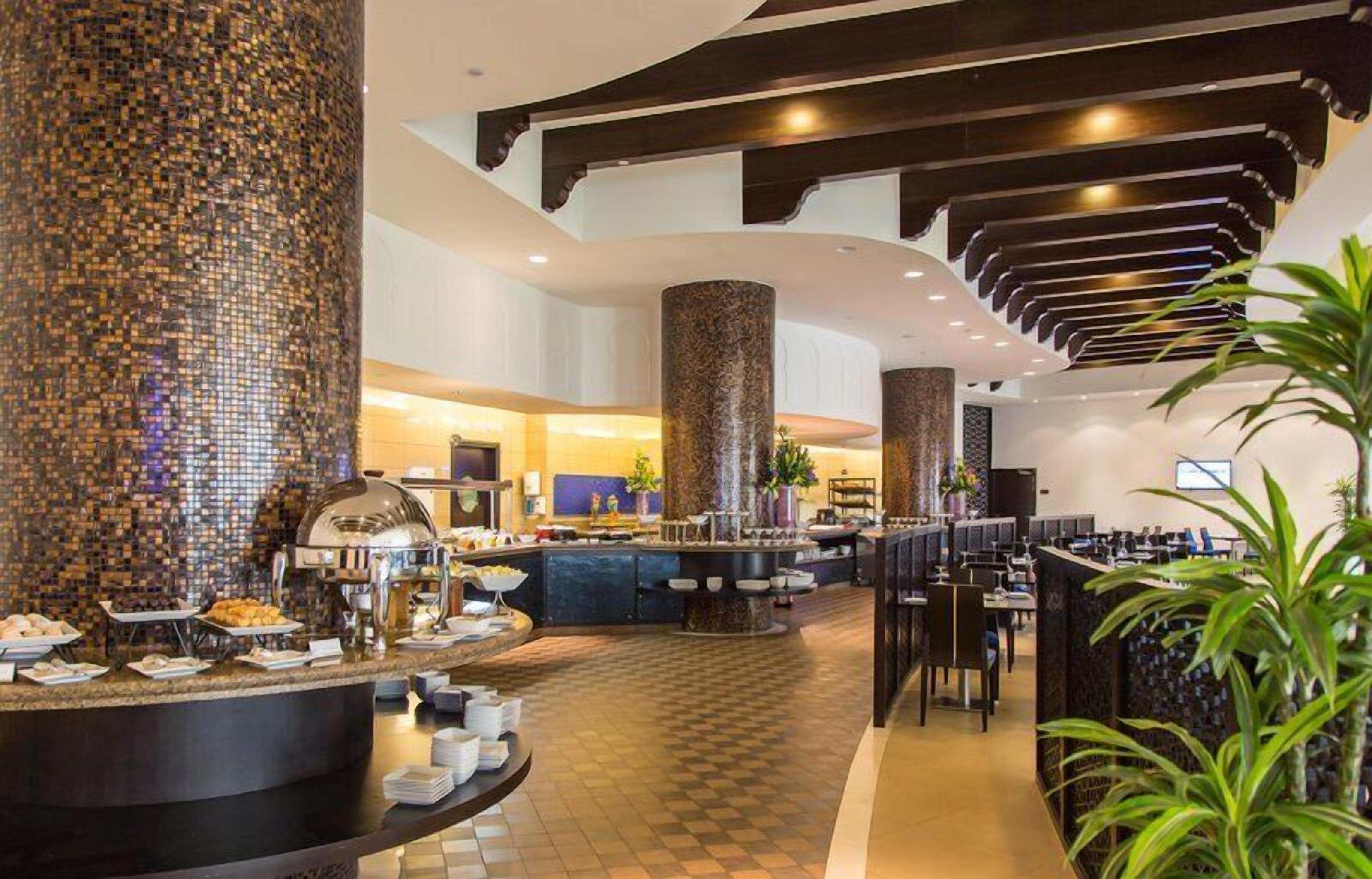 2 restaurants; breakfast, lunch, dinner and brunch served 