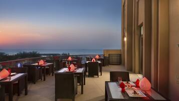 2 restaurants, breakfast, lunch, dinner served; international cuisine