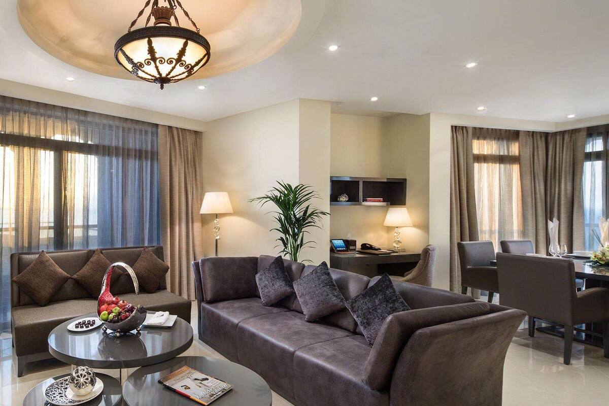 Una sala de estar moderna con un sofá, una mesa de centro y un comedor.