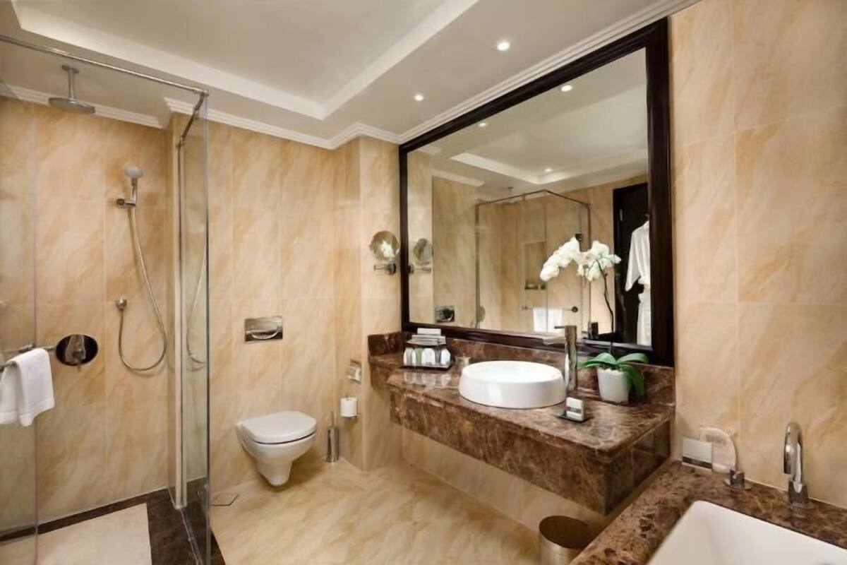 Articles de toilette gratuits, sèche-cheveux, peignoirs, chaussons
