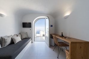 Suíte exclusiva, 1 cama King e sofá-cama, banheira de imersão, vista para o mar | Roupas de cama premium, frigobar, escrivaninha, cortinas blackout