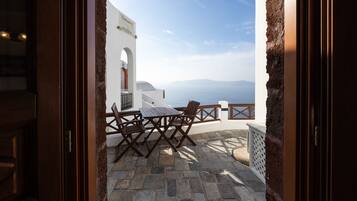 Smaro Studio Caldera View | Bộ đồ giường cao cấp, minibar, bàn, màn/rèm cản sáng