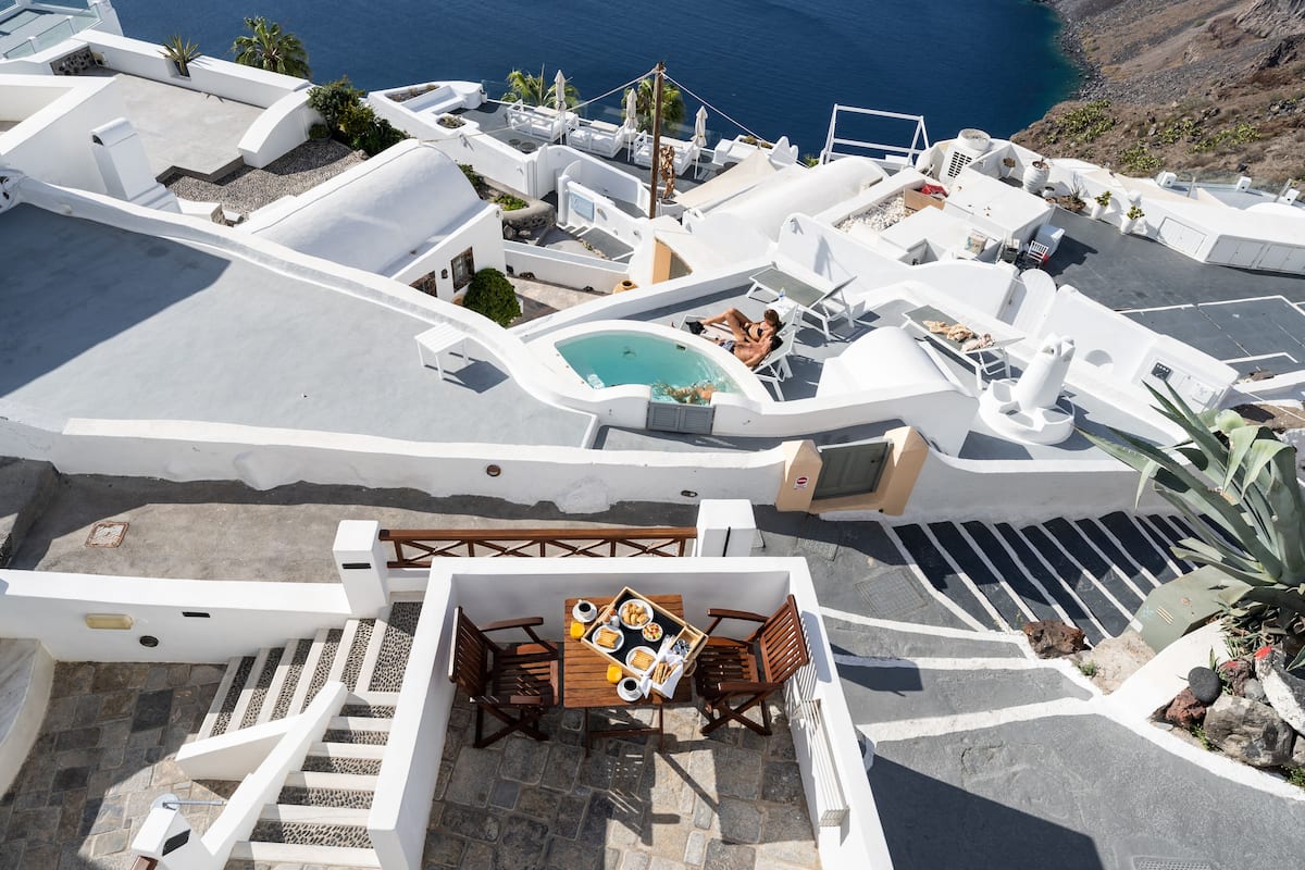 Terraza en la azotea con piscina, mobiliario exterior y zona de comedor con mesa y sillas.