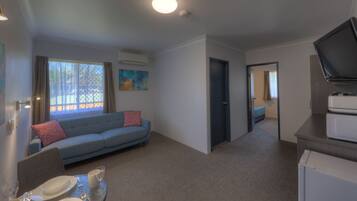 Deluxe Apartment, 1 Queen Bed | Interior