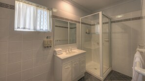 Three Bedroom Apartment | Bathroom | Shower, free toiletries, hair dryer, towels - Grafton Central Motel (Grafton)