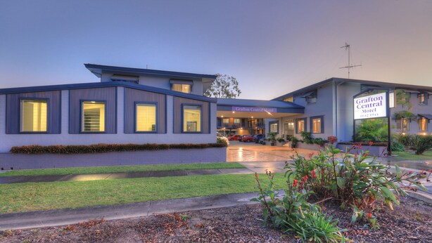 A modern motel with a flat roof, large windows, and a well-maintained lawn. - Grafton Central Motel (Grafton)