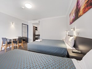 Desk, iron/ironing board, free WiFi, bed sheets - Grafton Central Motel (Grafton)