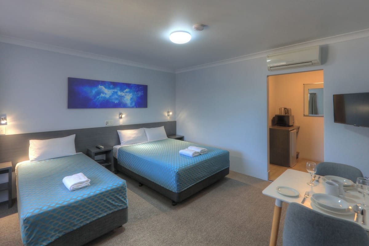 Quarto standard (Queen & Single) | Escrivaninha, ferros/tábuas de passar roupa, Wi-Fi de cortesia