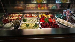 حيث تُقدم وجبات الإفطار، الغداء، العشاء، أطباق شرق أوروبا