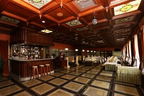 供應早餐、午餐及晚餐