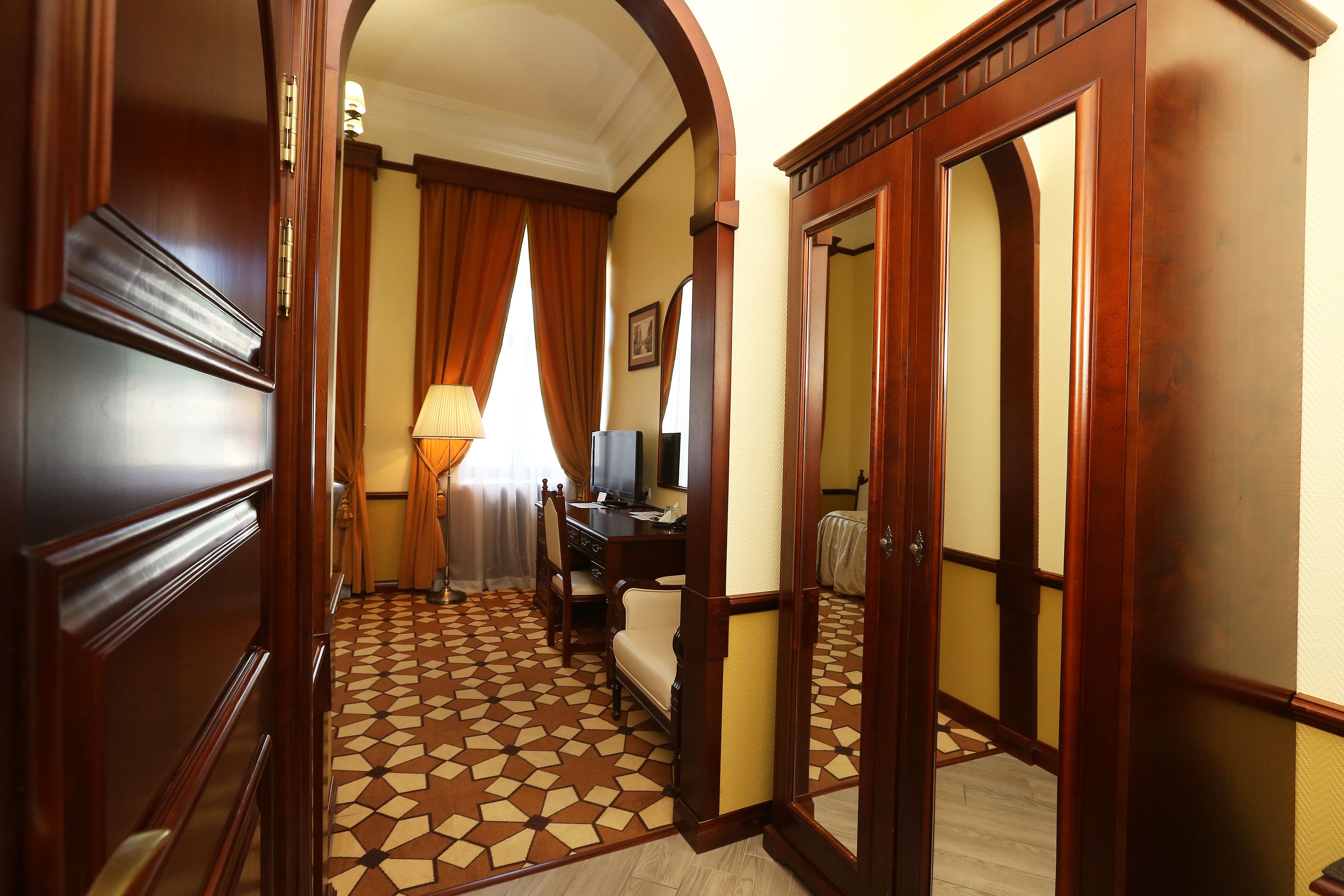single room | minibar, desk, iron/ironing board, free wifi