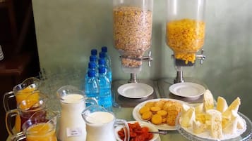 Serveert ontbijt, lunch, diner, Oost-Europese gerechten