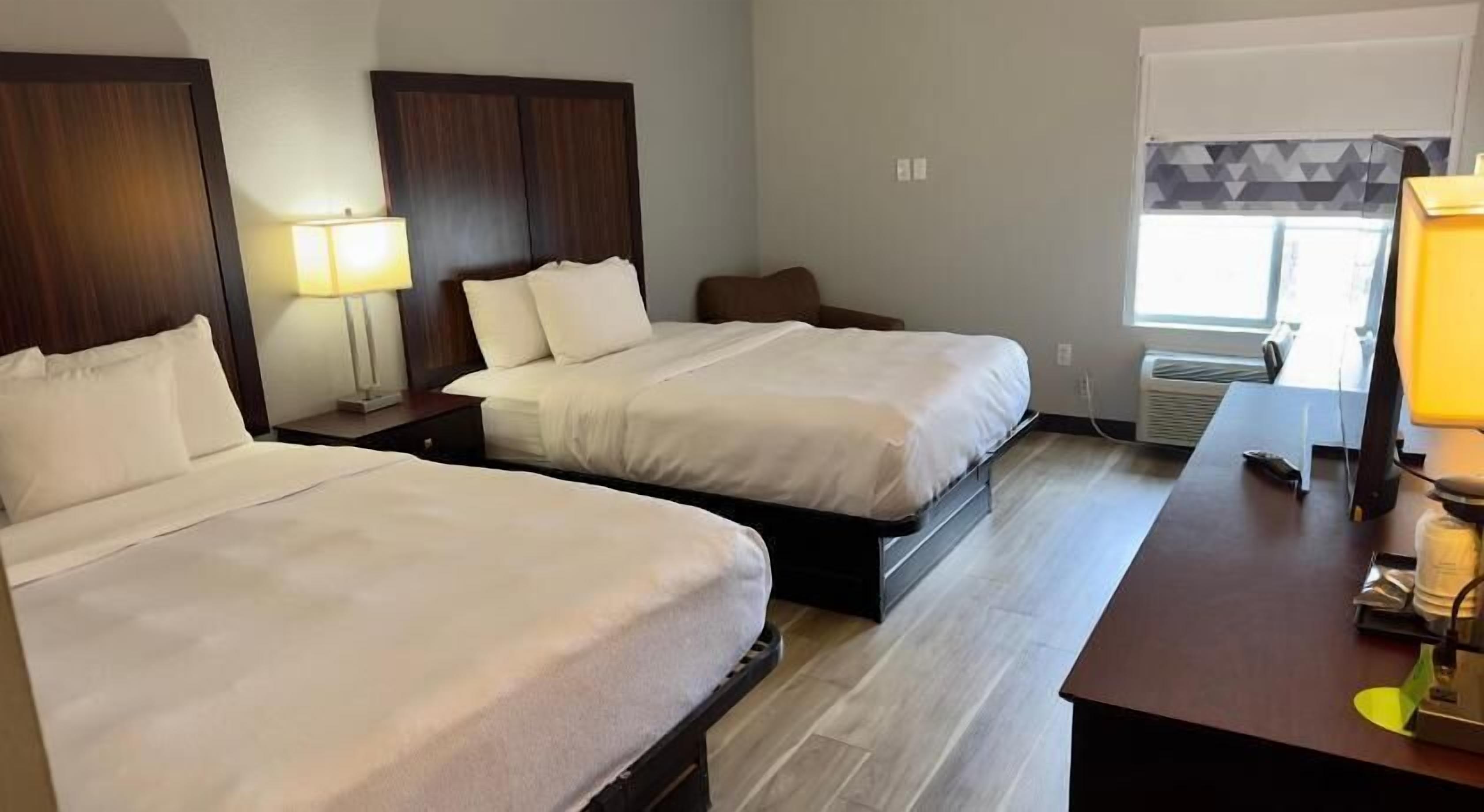 Ropa de cama de alta calidad, camas con pillow-top y escritorio 