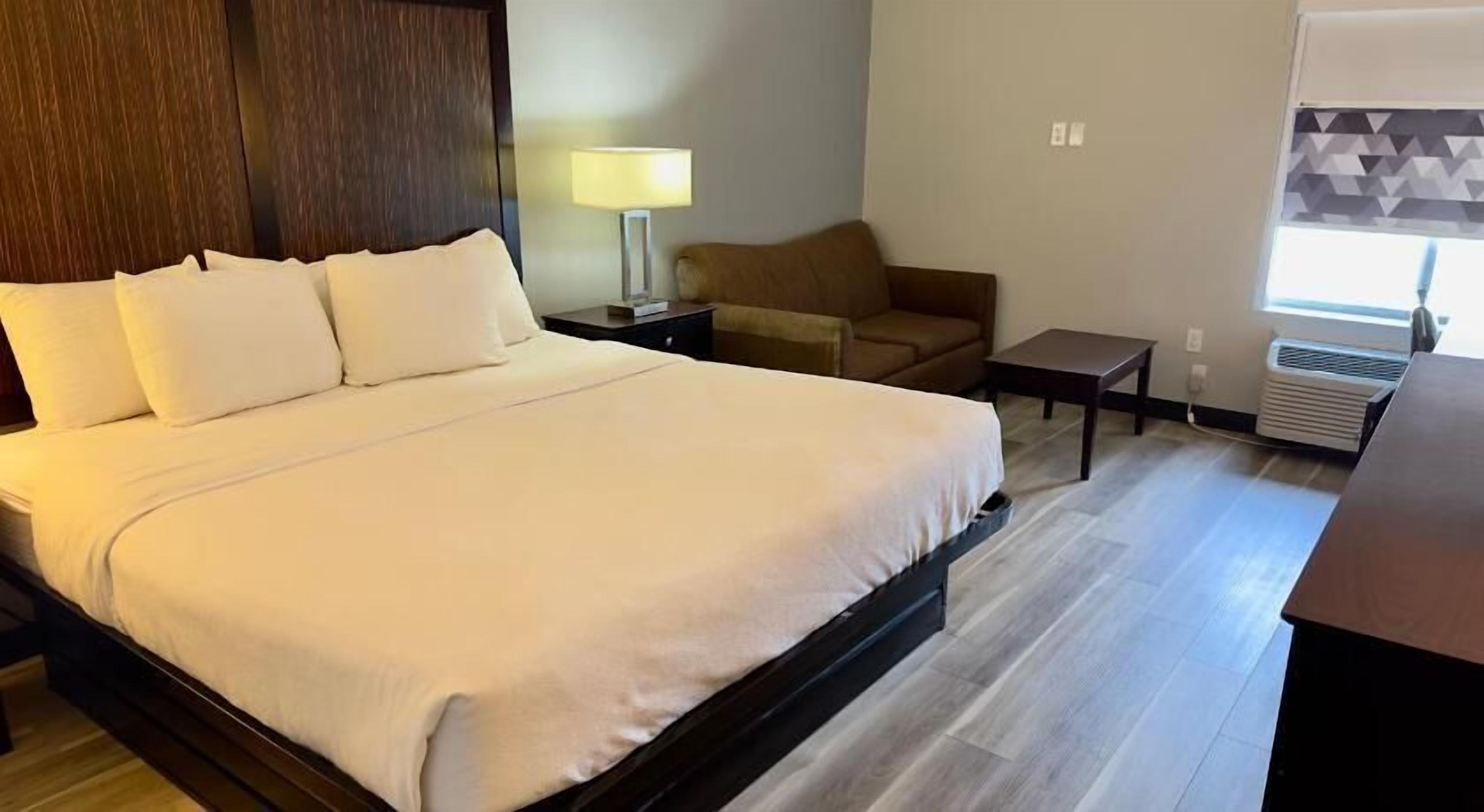 Ropa de cama de alta calidad, camas con pillow-top y escritorio 
