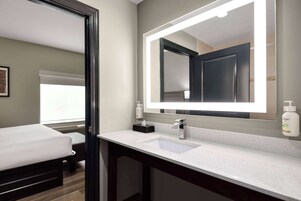 淋浴/盆浴组合、旋水按摩花洒、免费洗浴用品、吹风机