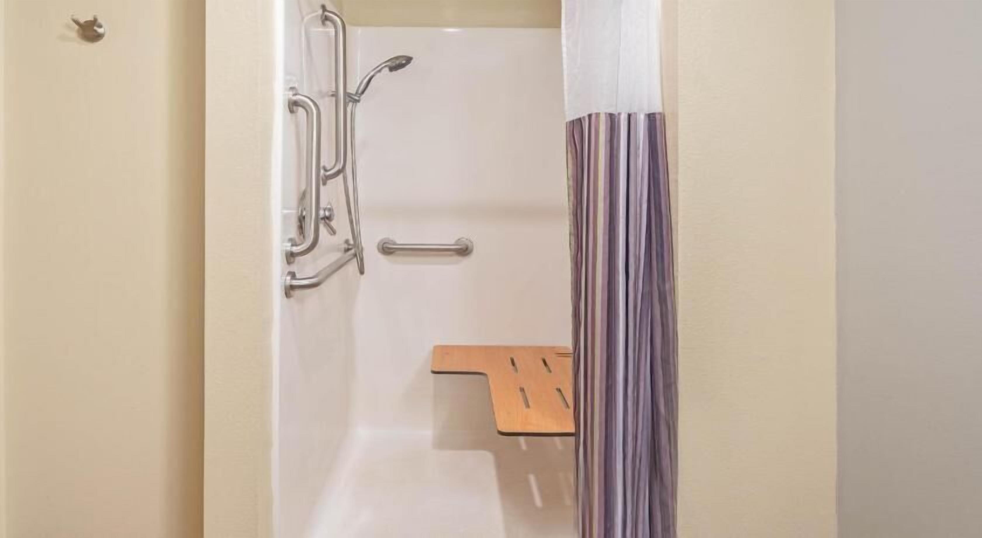 Baño | Tina con regadera y regadera con hidromasaje 