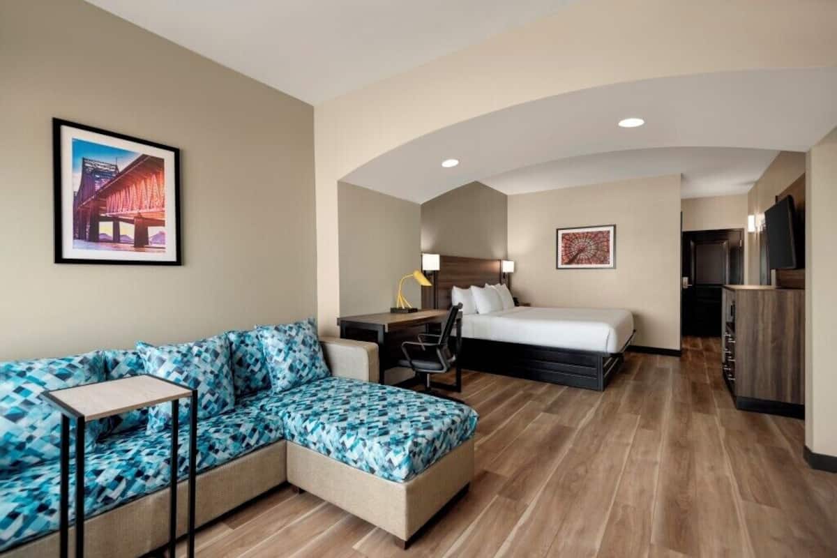 Deluxe Room, 1 King Bed, Non Smoking | Premium bedding, pillowtop beds, desk, iron/ironing board