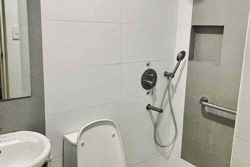 Camera Deluxe, 1 letto queen | Bagno | Doccia, pantofole, asciugamani