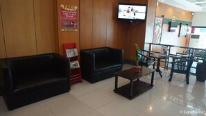 Lobby sitting area - Hotel Sogo Dau (Mabalacat City)